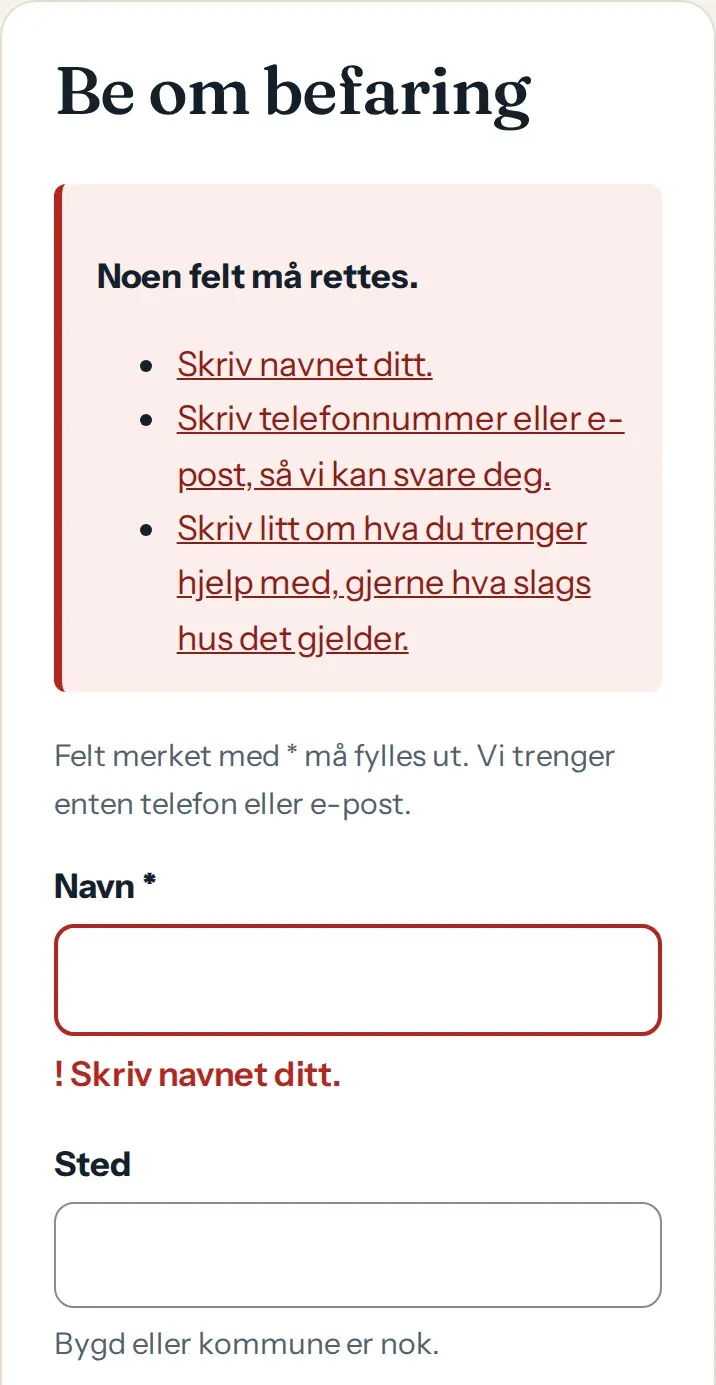 Skjemaet «Be om befaring» etter et forsøk på å sende det tomt. En oppsummering øverst lister tre feil som lenker, og feltet «Navn» har rød ramme og meldingen «Skriv navnet ditt.» under seg.