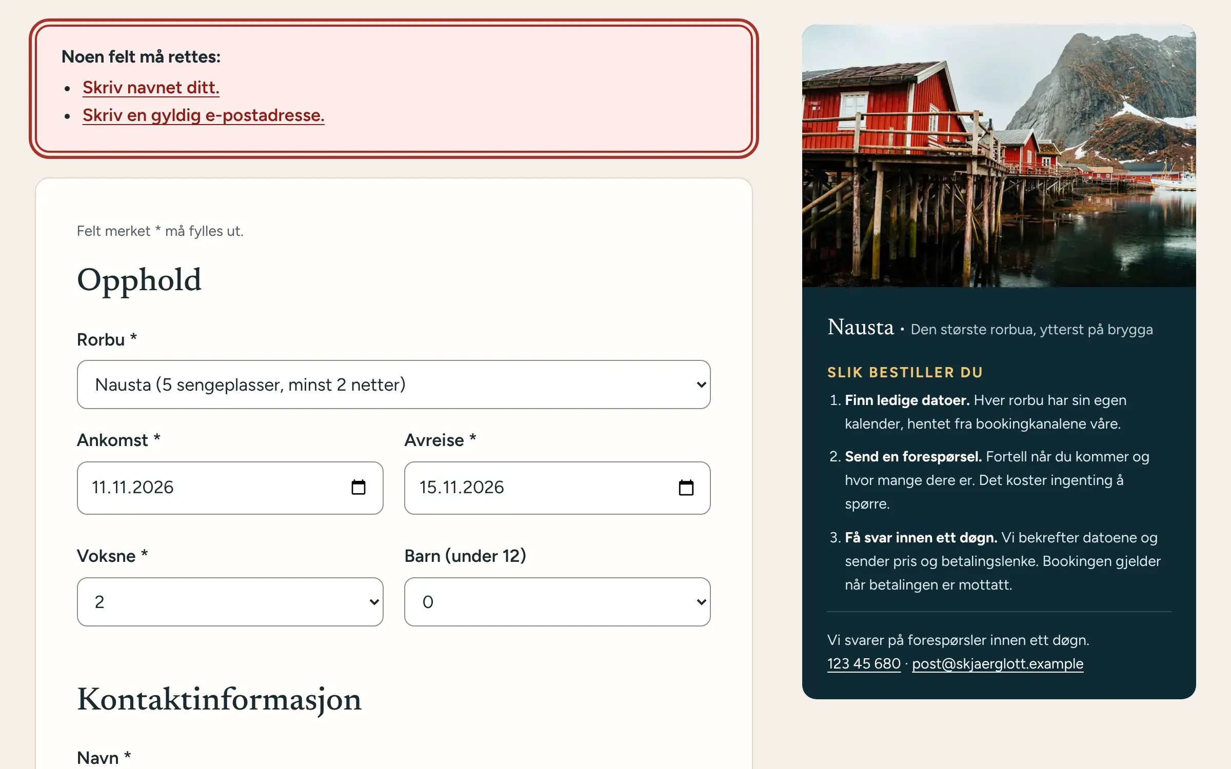 Bookingforespørselen etter et forsøk på å sende den uten navn og e-post: en oppsummering lister feilene, og ved siden av skjemaet står den valgte rorbua og hvordan bestillingen fungerer.